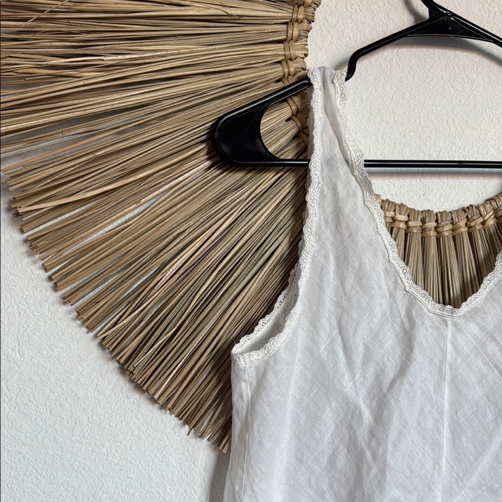 Sleek White Sleeveless Fitted Tank Top - Picture 6 of 11